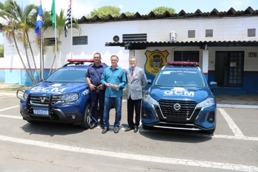 Prefeito entrega mais duas viaturas à GCM